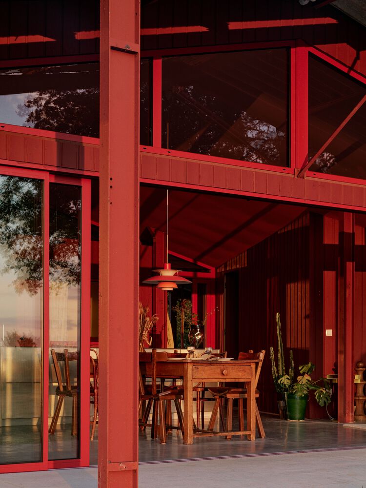 隐藏在葱郁壮丽环境中的红色宝石宁静的度假屋设计