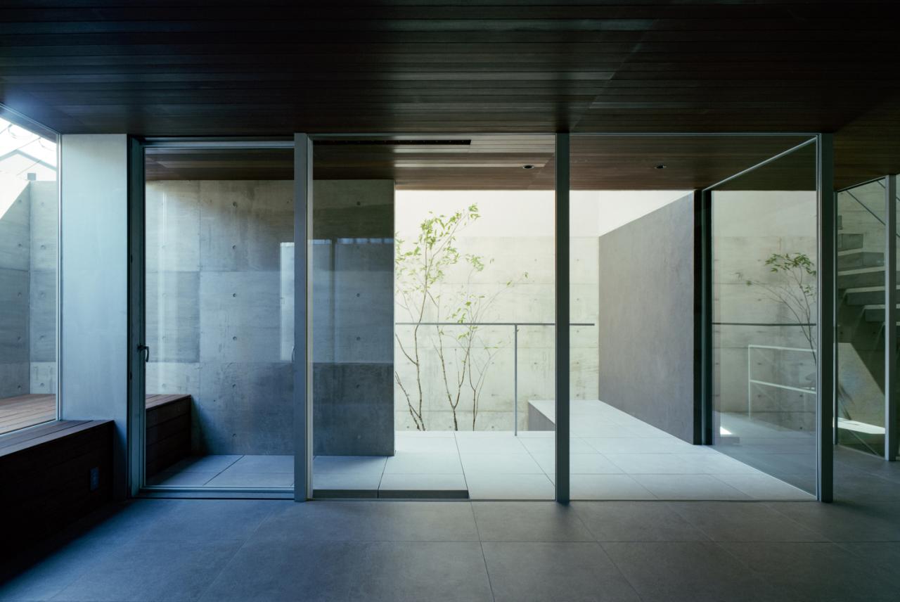 狭缝与开口间营造城市中静谧自然私密的住宅设计