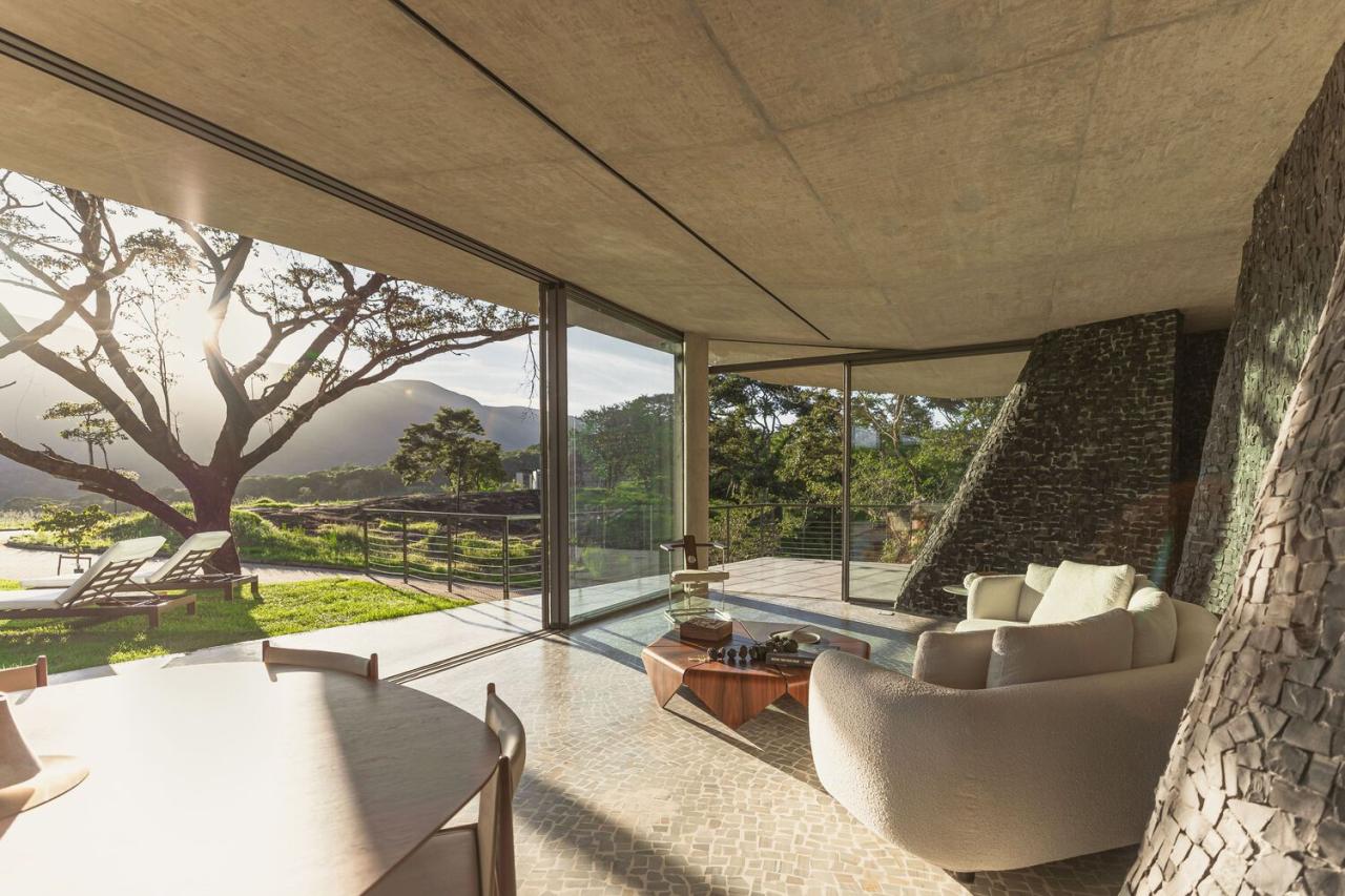 山脉与森林间的静谧自然与诗意的栖息度假别墅设计