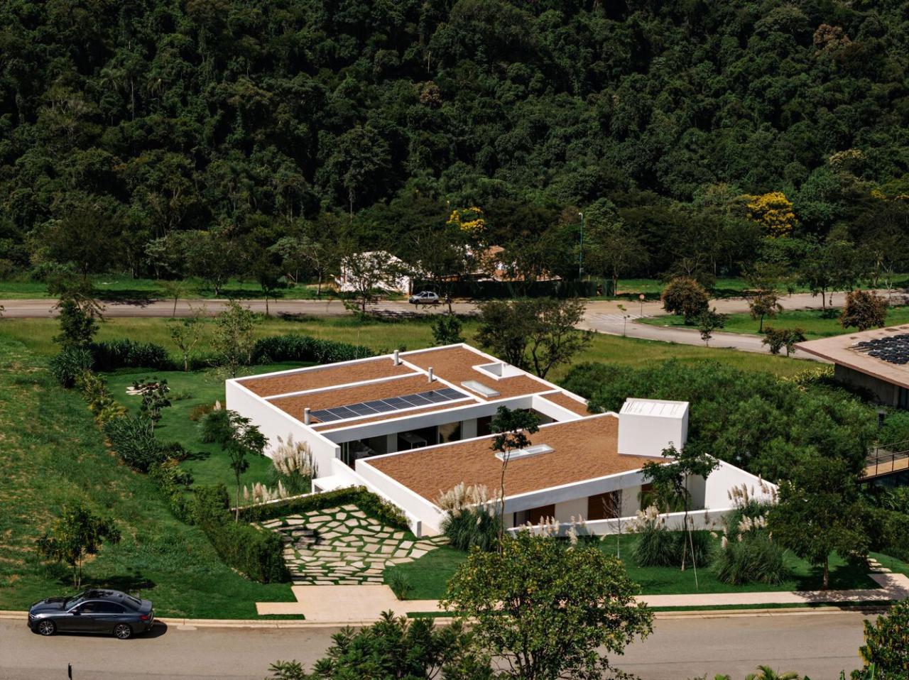 借地势嵌入地下打造庭院核心自然延伸的度假屋设计