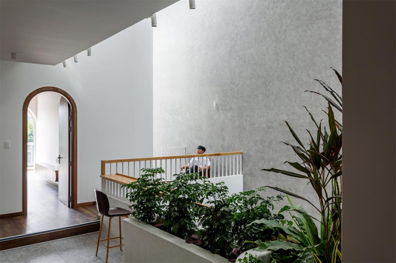 回归老街区的温暖森林露营灵感下的暮年居所别墅设计