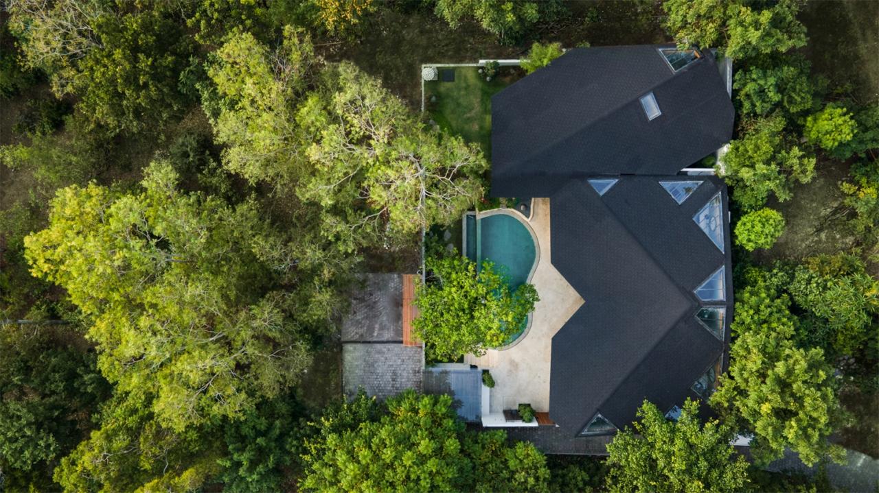 诗意森林里的侘寂之境翻转屋顶下的自然别墅设计