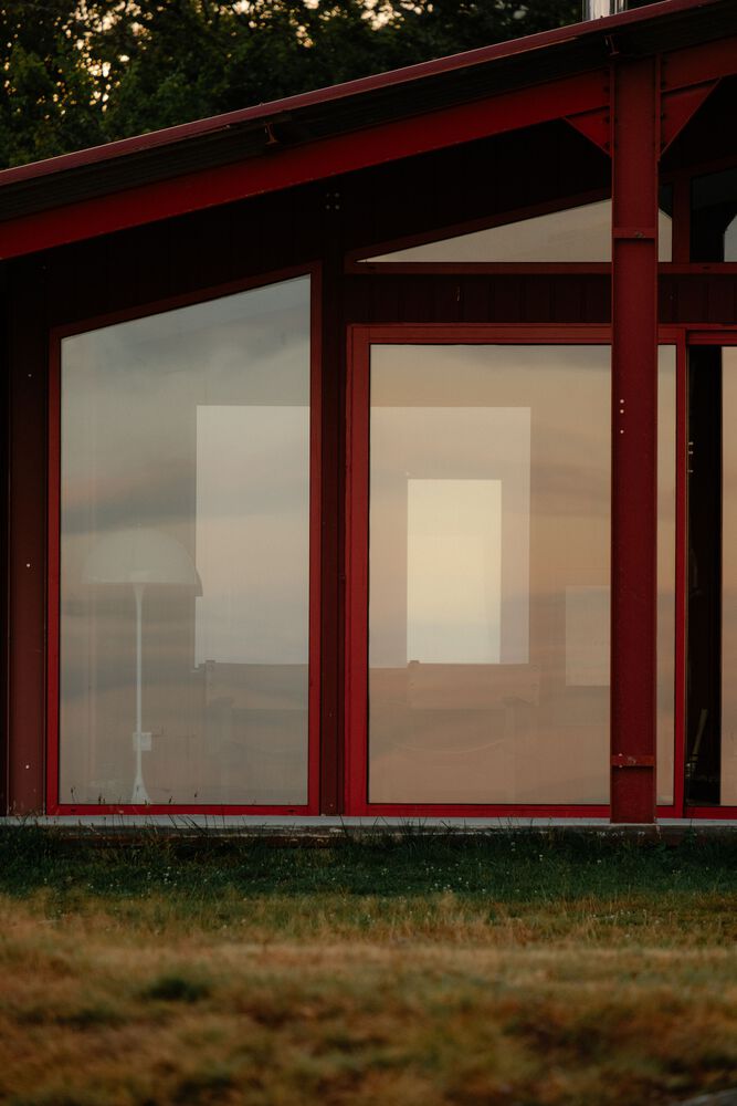 隐藏在葱郁壮丽环境中的红色宝石宁静的度假屋设计