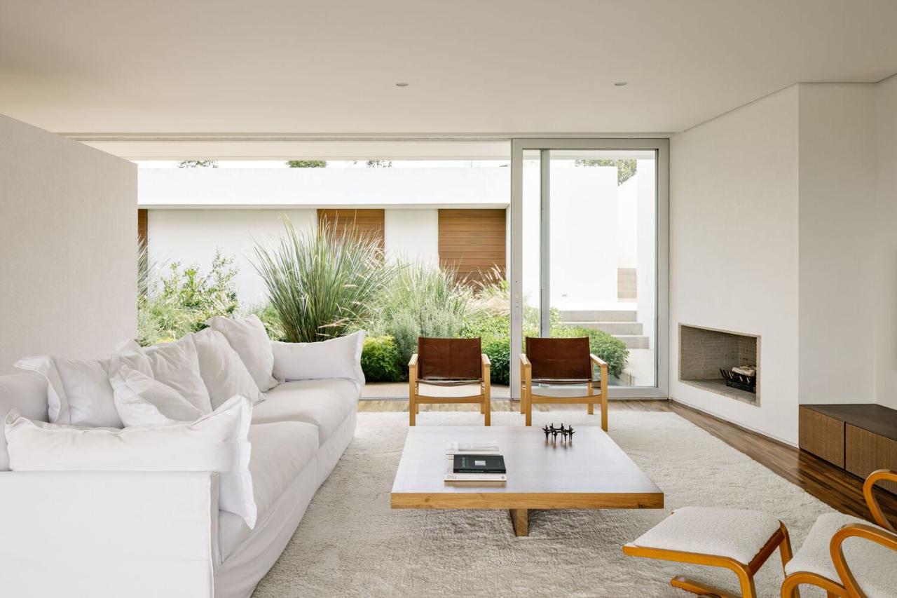 借地势嵌入地下打造庭院核心自然延伸的度假屋设计