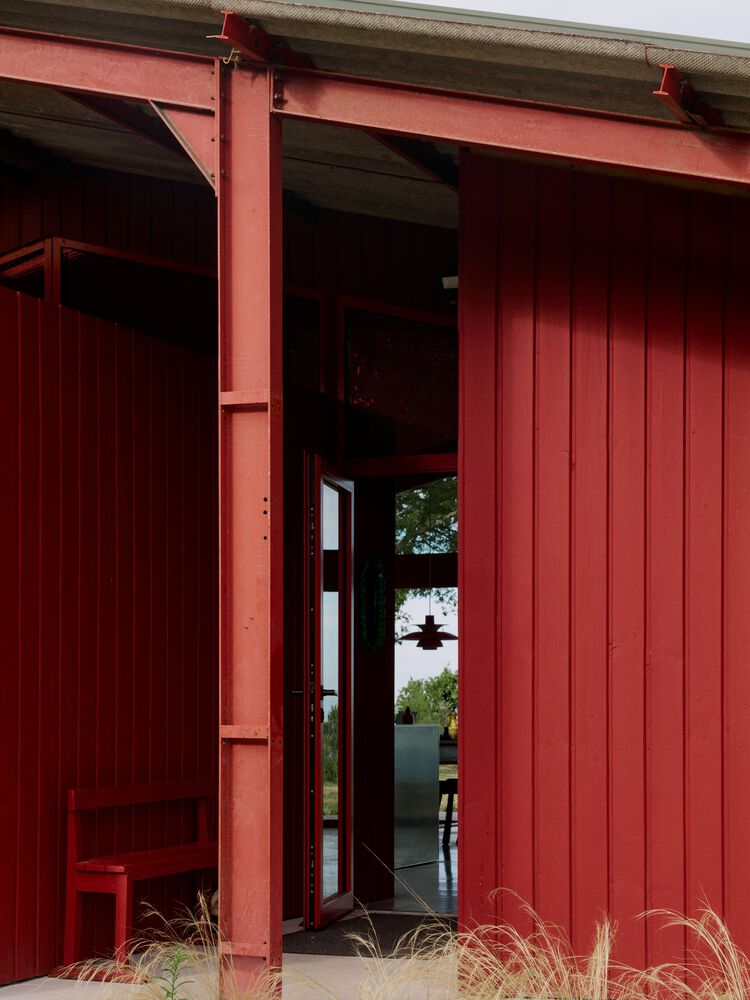 隐藏在葱郁壮丽环境中的红色宝石宁静的度假屋设计