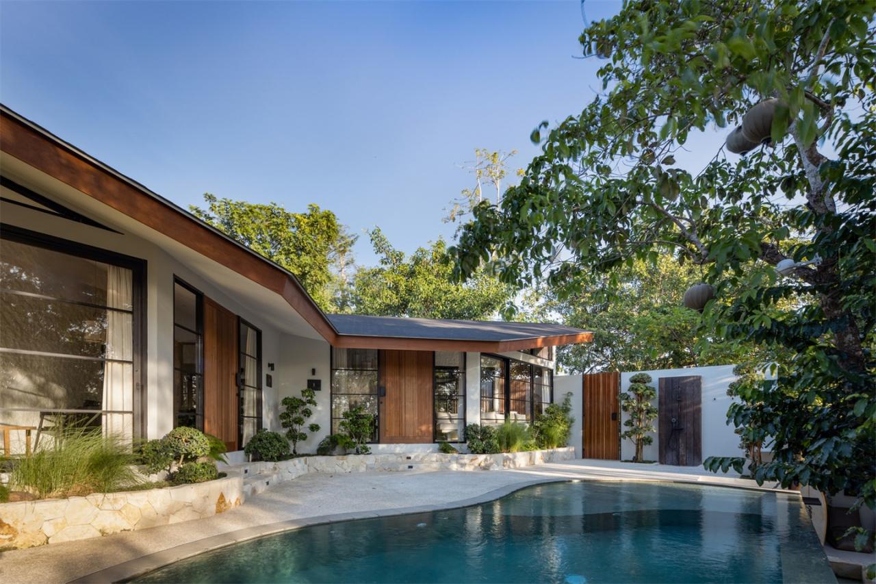 诗意森林里的侘寂之境翻转屋顶下的自然别墅设计