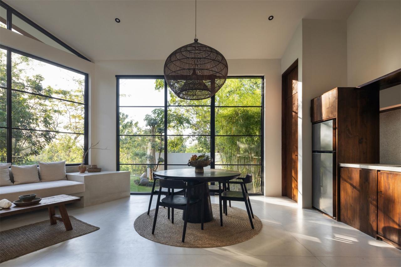 诗意森林里的侘寂之境翻转屋顶下的自然别墅设计