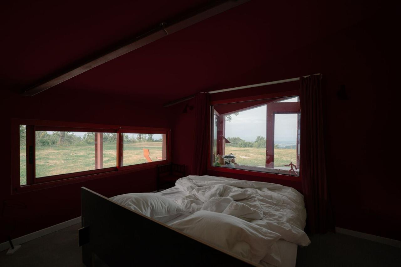 隐藏在葱郁壮丽环境中的红色宝石宁静的度假屋设计