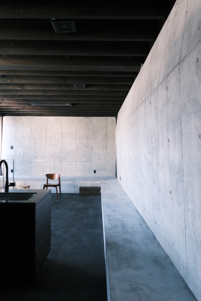 混凝土与木材交织的独特神秘体验静谧栖居的住宅设计