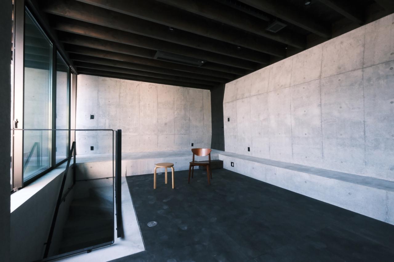 混凝土与木材交织的独特神秘体验静谧栖居的住宅设计