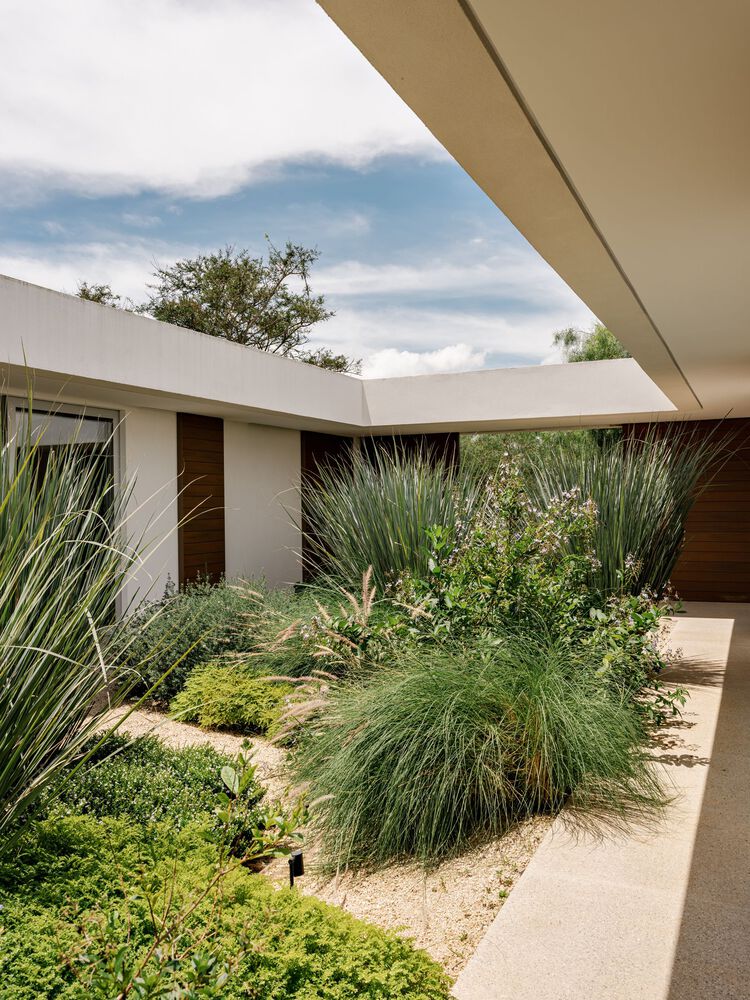 借地势嵌入地下打造庭院核心自然延伸的度假屋设计