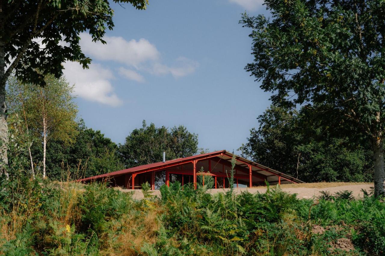 隐藏在葱郁壮丽环境中的红色宝石宁静的度假屋设计