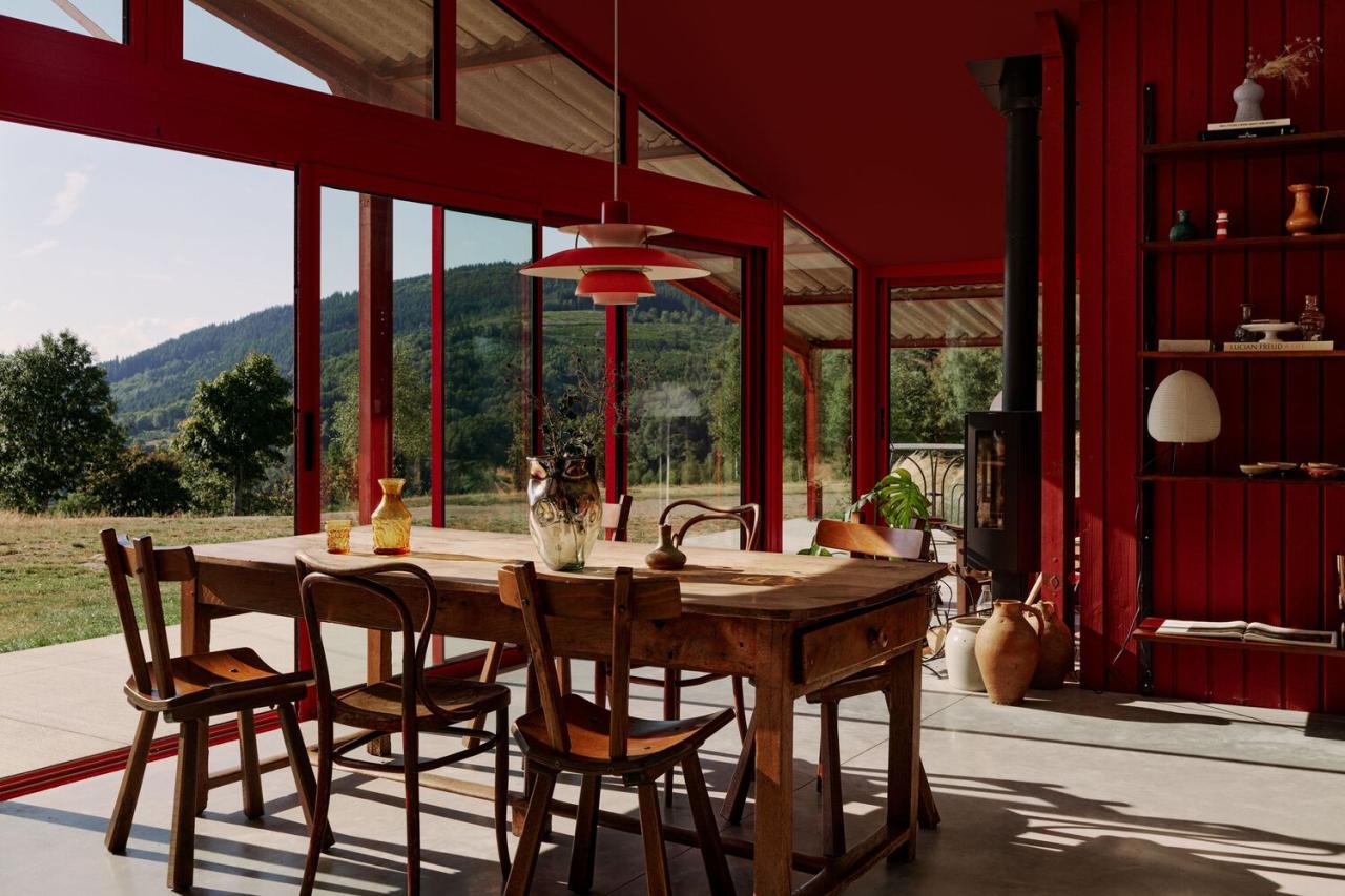 隐藏在葱郁壮丽环境中的红色宝石宁静的度假屋设计