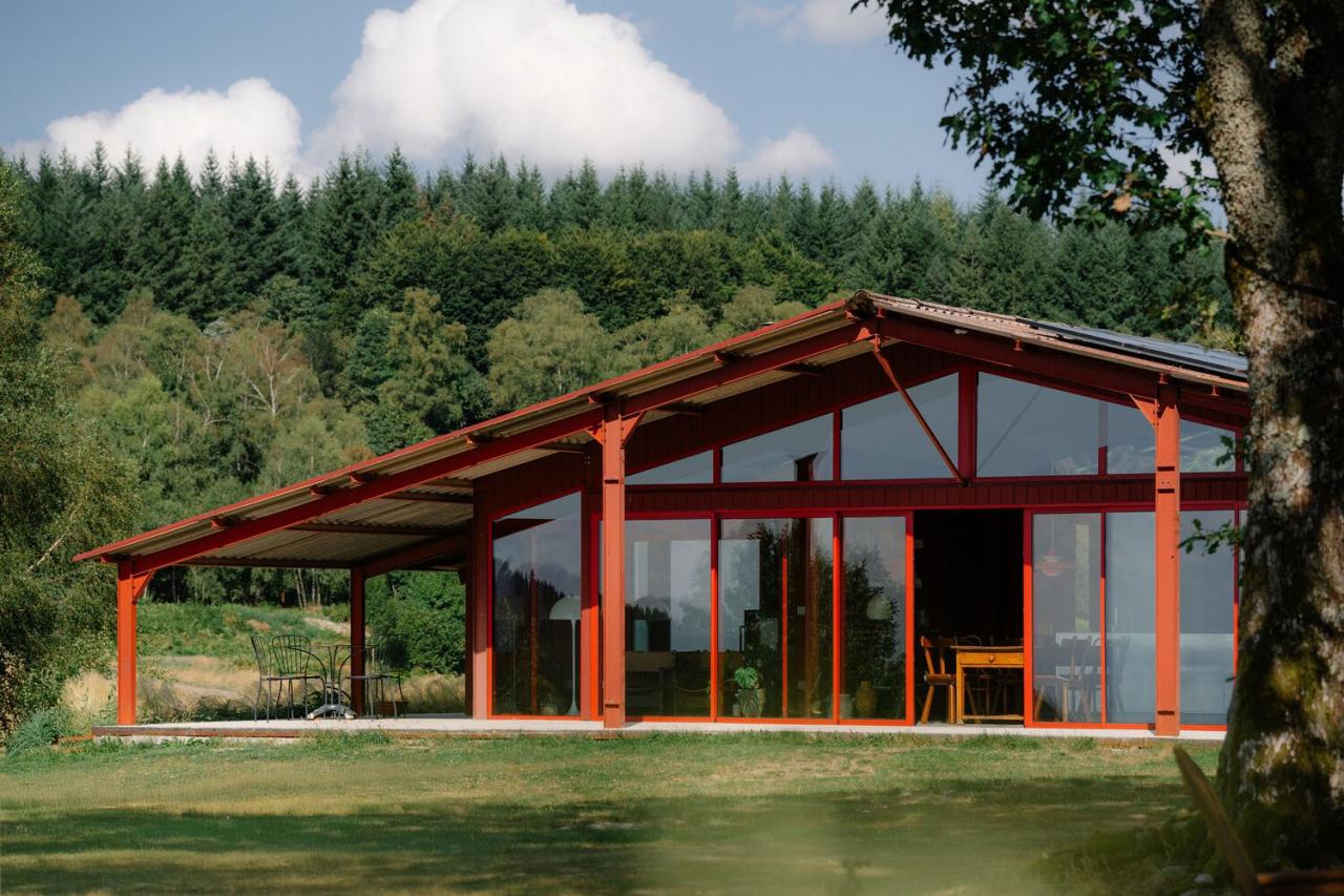 隐藏在葱郁壮丽环境中的红色宝石宁静的度假屋设计