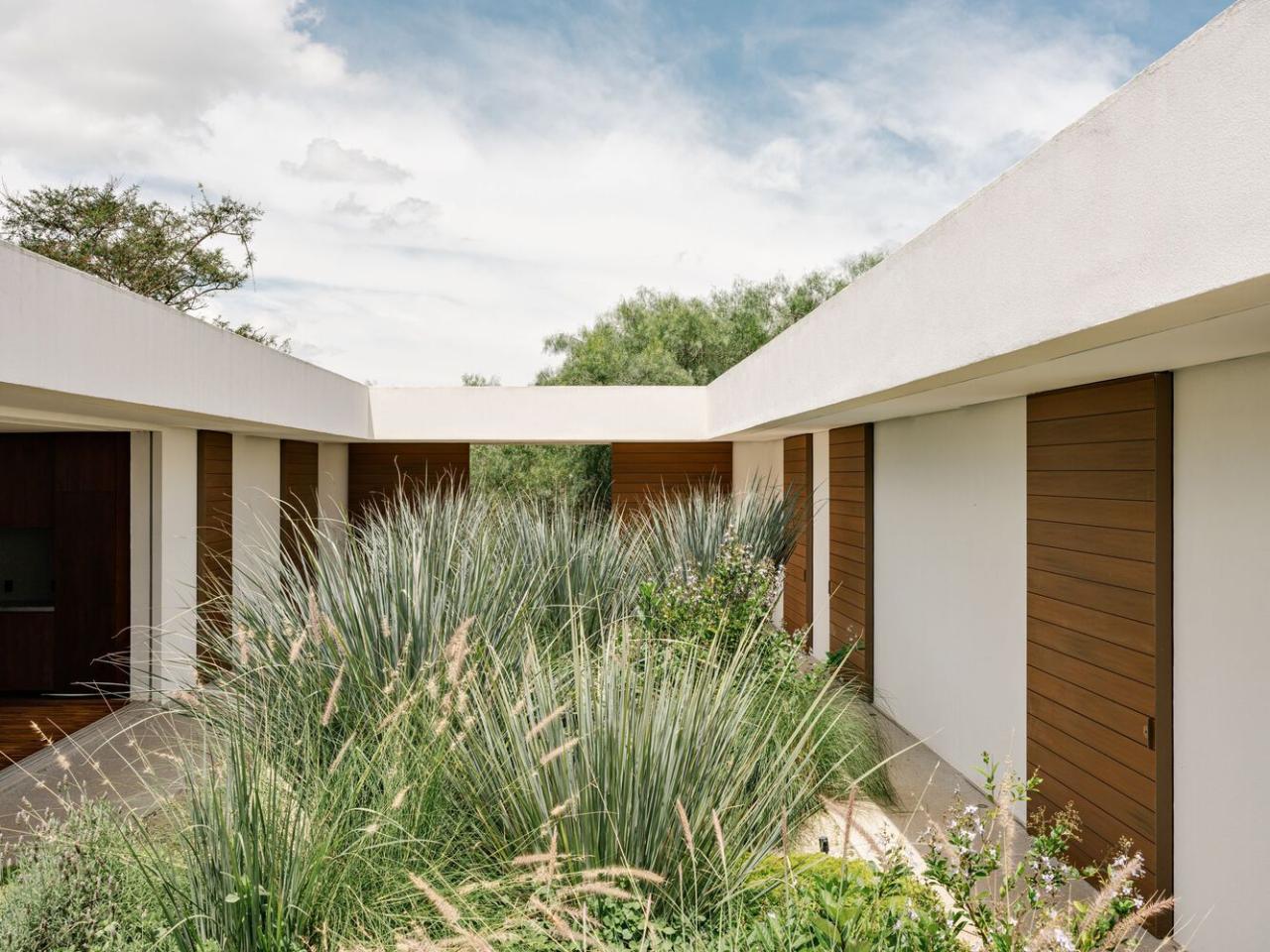 借地势嵌入地下打造庭院核心自然延伸的度假屋设计