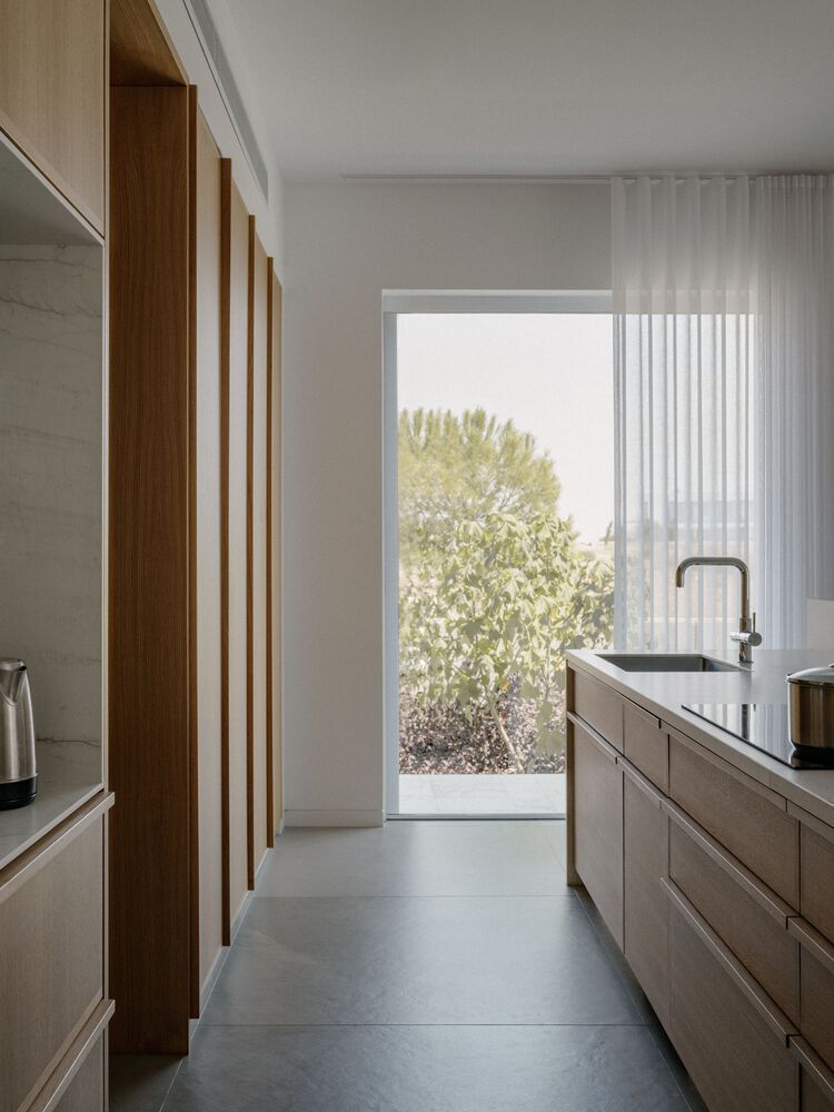 雕塑般裸露混凝土贯穿整个狭长矩形的平房设计