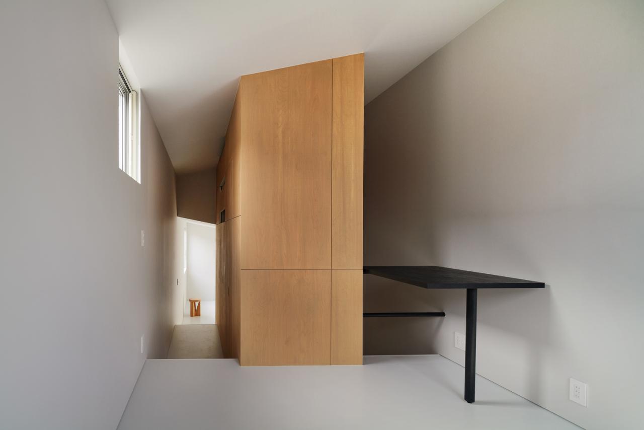 探秘隐居住宅设计 2.5 米窄地空间魔法楼梯串联别样生活