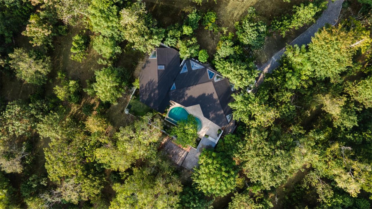 诗意森林里的侘寂之境翻转屋顶下的自然别墅设计