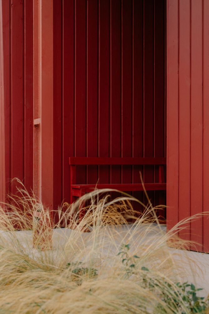 隐藏在葱郁壮丽环境中的红色宝石宁静的度假屋设计