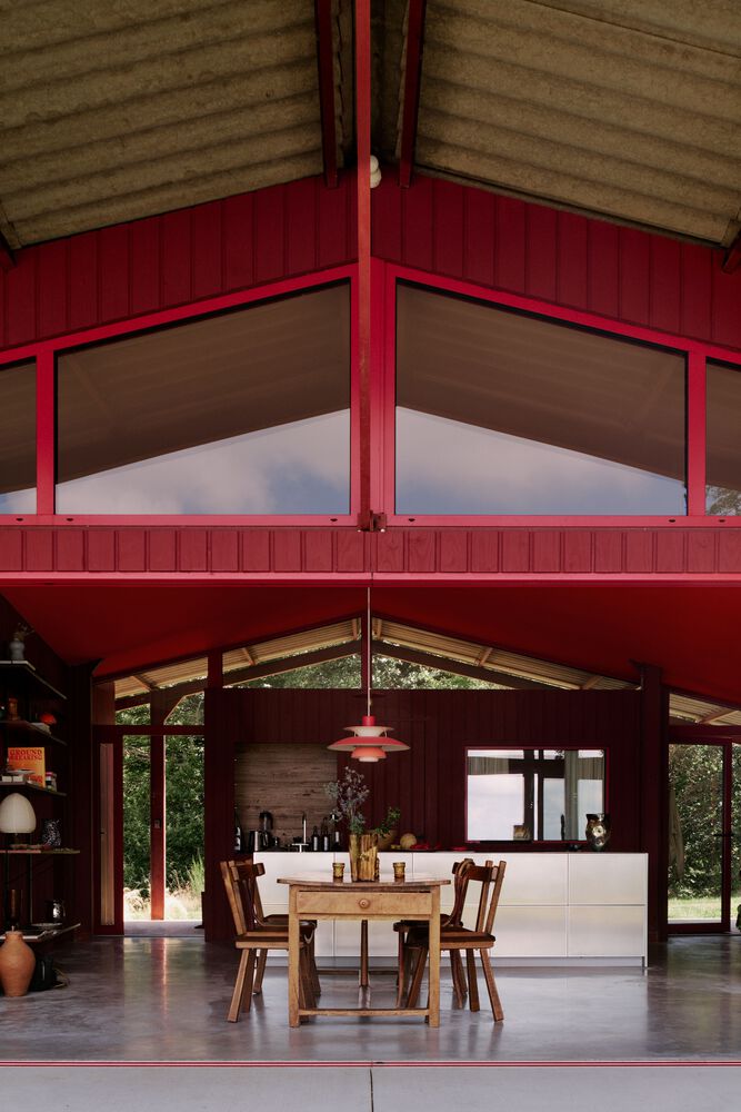 隐藏在葱郁壮丽环境中的红色宝石宁静的度假屋设计