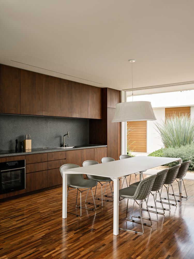 借地势嵌入地下打造庭院核心自然延伸的度假屋设计