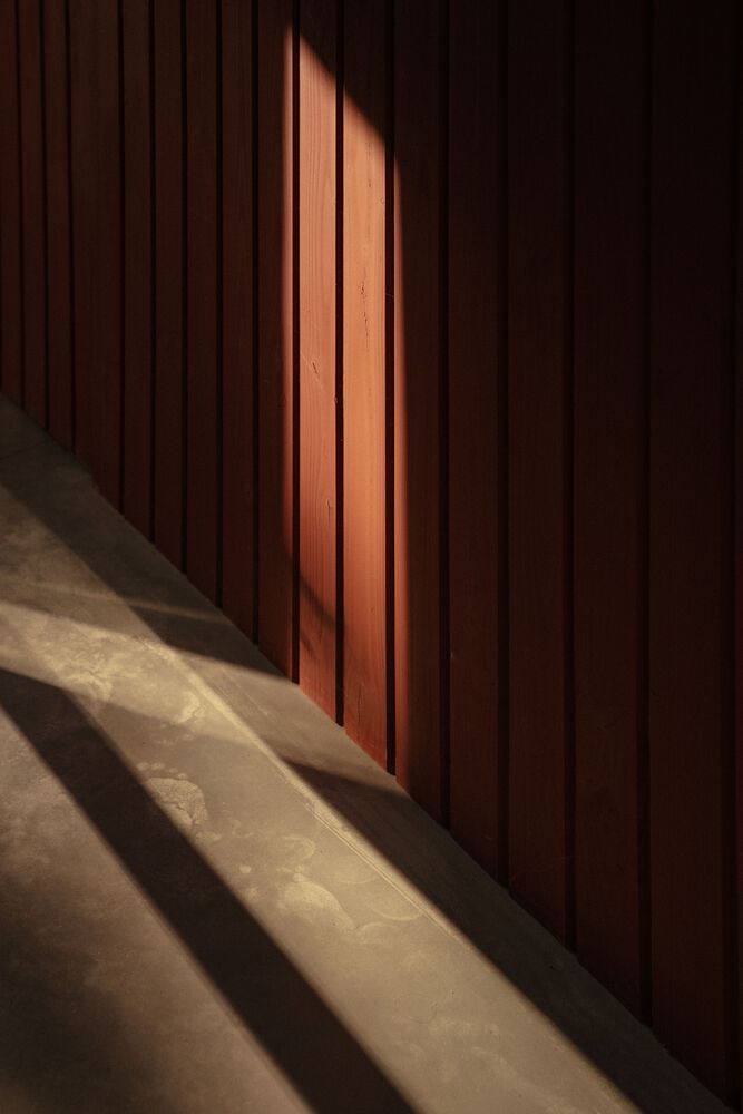 隐藏在葱郁壮丽环境中的红色宝石宁静的度假屋设计