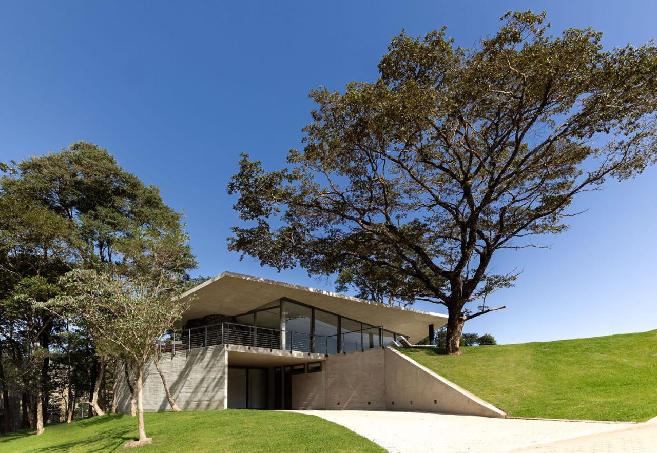 山脉与森林间的静谧自然与诗意的栖息度假别墅设计