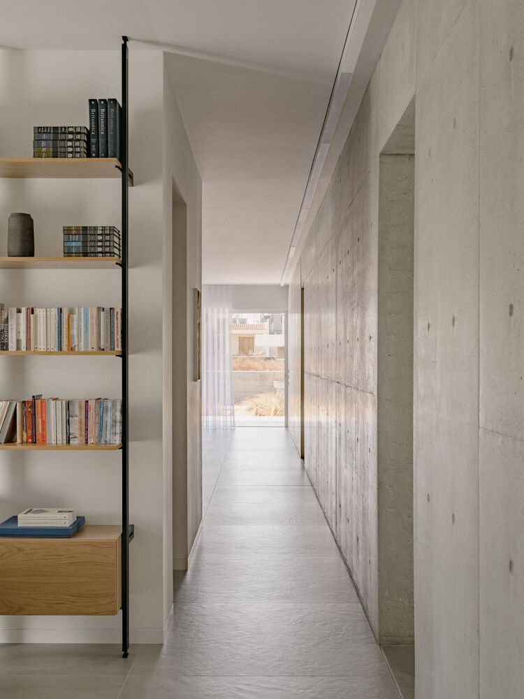 雕塑般裸露混凝土贯穿整个狭长矩形的平房设计