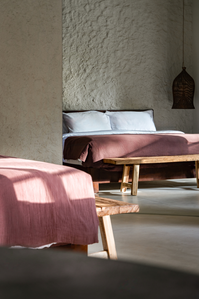 诗意森林里的侘寂之境翻转屋顶下的自然别墅设计