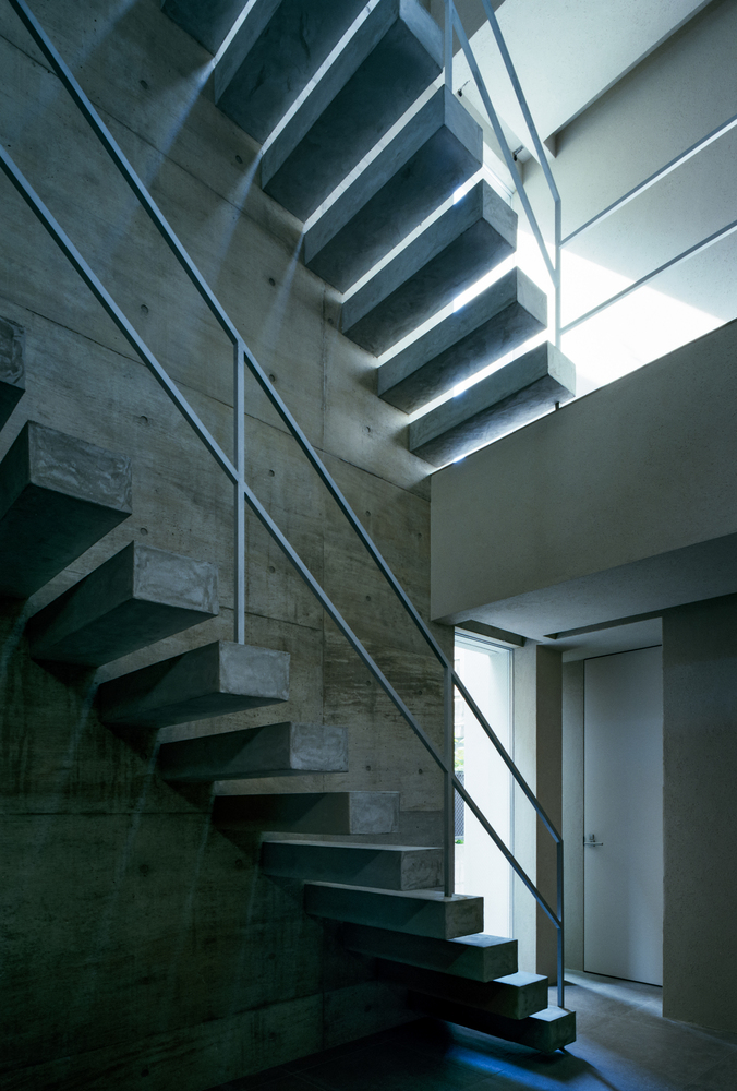 狭缝与开口间营造城市中静谧自然私密的住宅设计