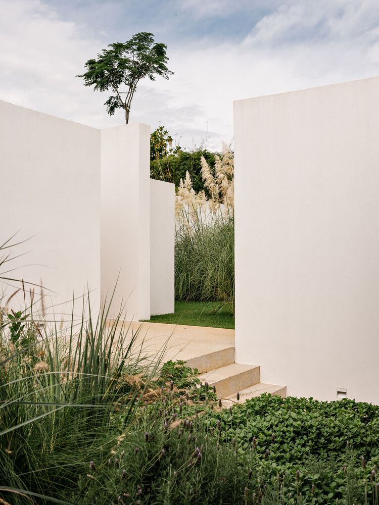 借地势嵌入地下打造庭院核心自然延伸的度假屋设计