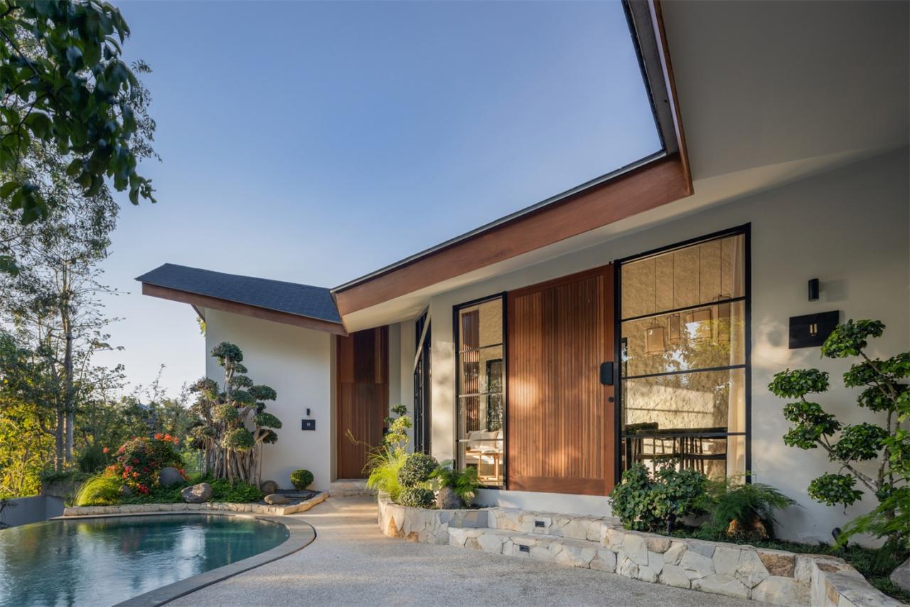 诗意森林里的侘寂之境翻转屋顶下的自然别墅设计