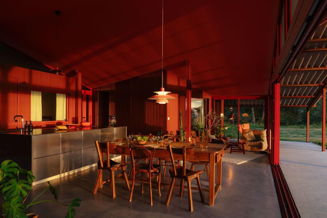 隐藏在葱郁壮丽环境中的红色宝石宁静的度假屋设计