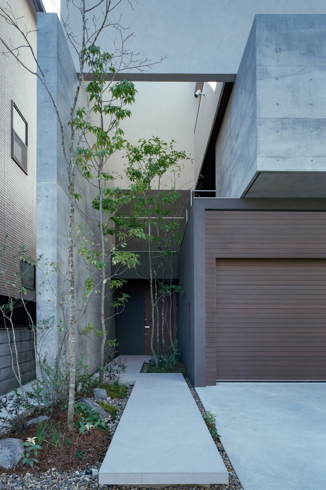 狭缝与开口间营造城市中静谧自然私密的住宅设计