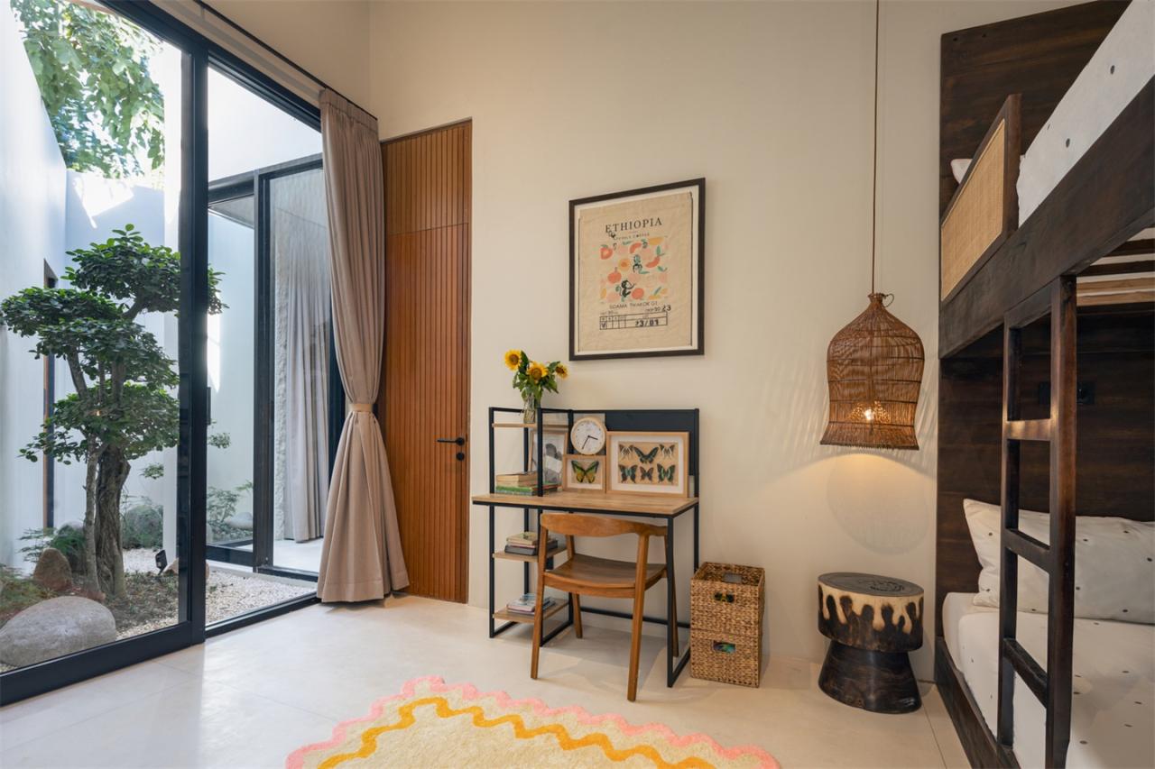 诗意森林里的侘寂之境翻转屋顶下的自然别墅设计