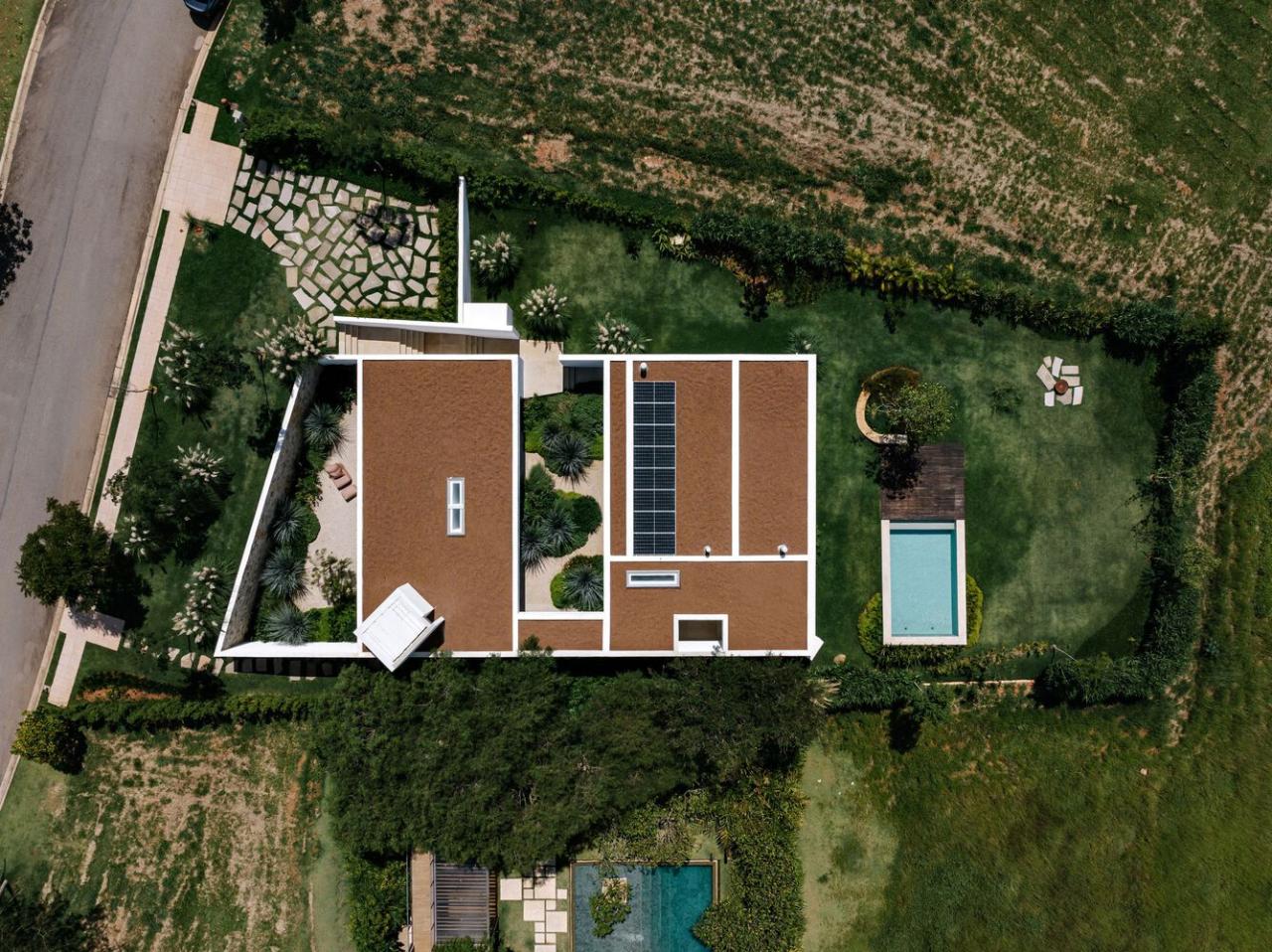 借地势嵌入地下打造庭院核心自然延伸的度假屋设计