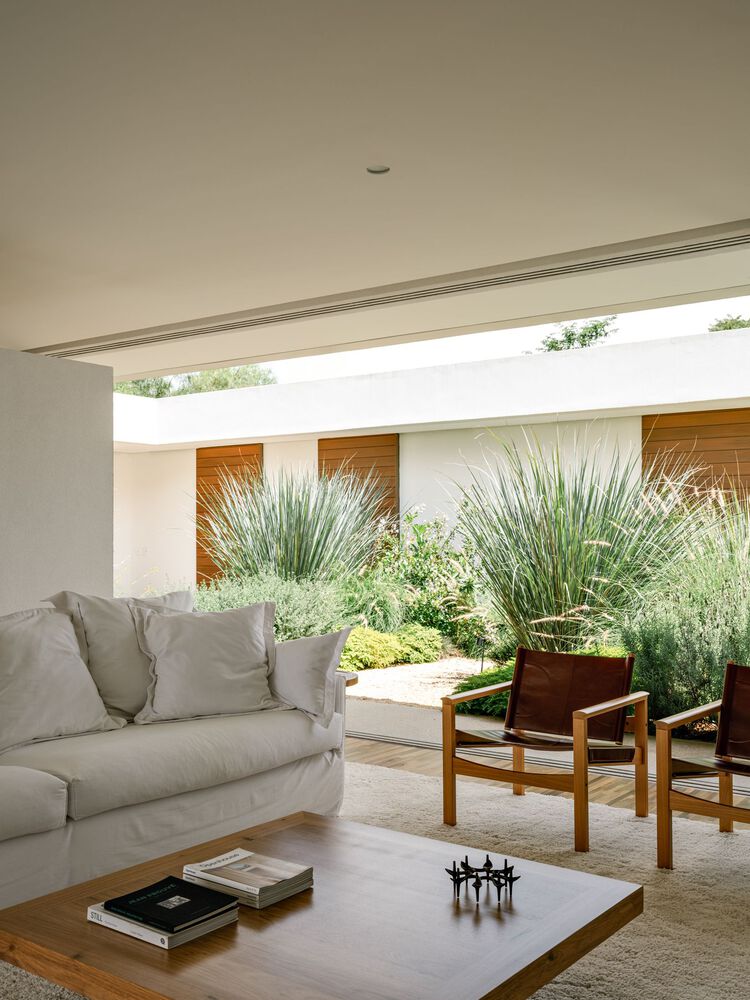 借地势嵌入地下打造庭院核心自然延伸的度假屋设计