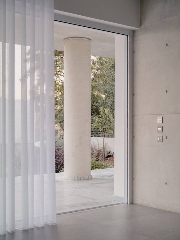 雕塑般裸露混凝土贯穿整个狭长矩形的平房设计