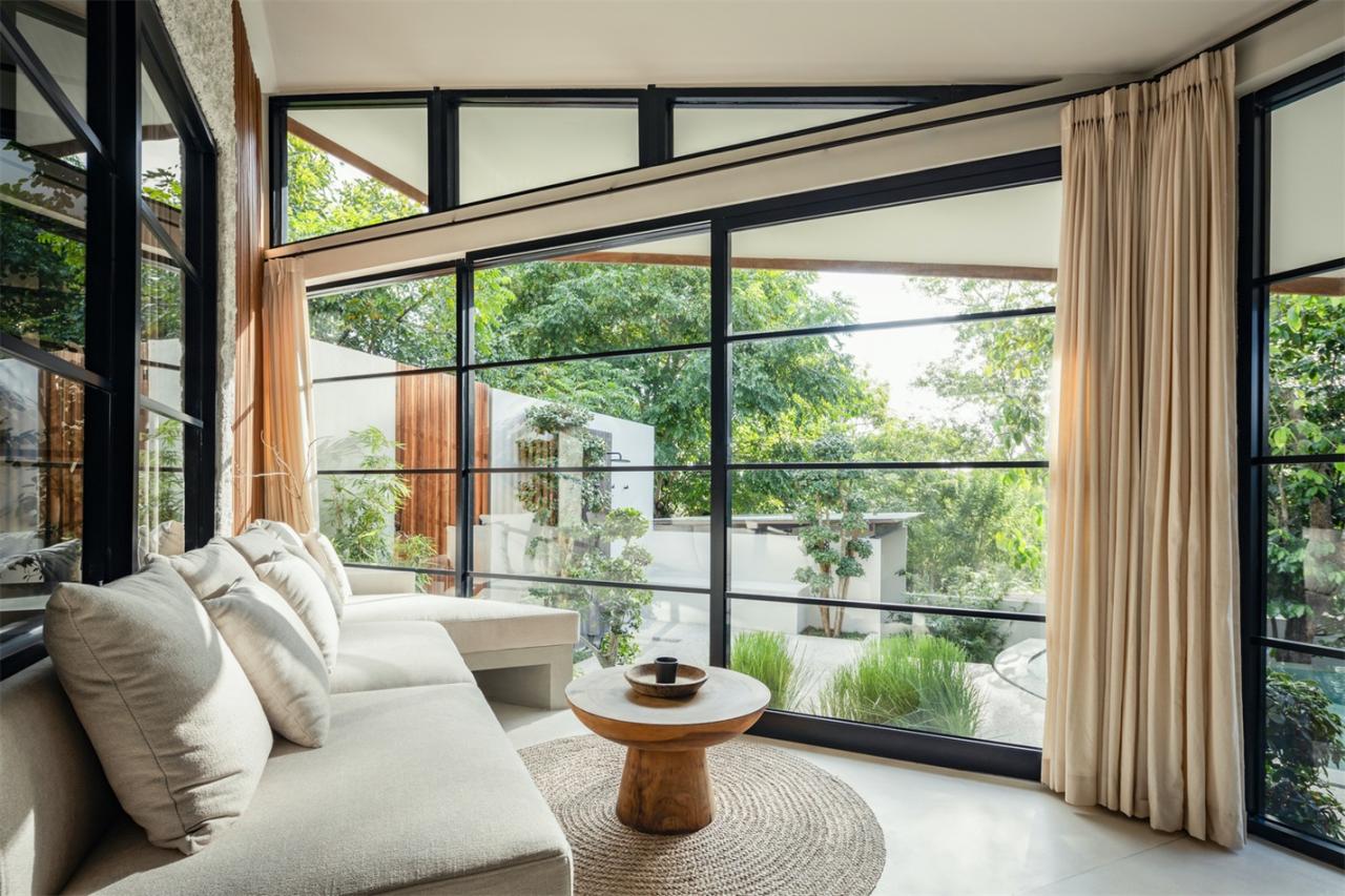 诗意森林里的侘寂之境翻转屋顶下的自然别墅设计