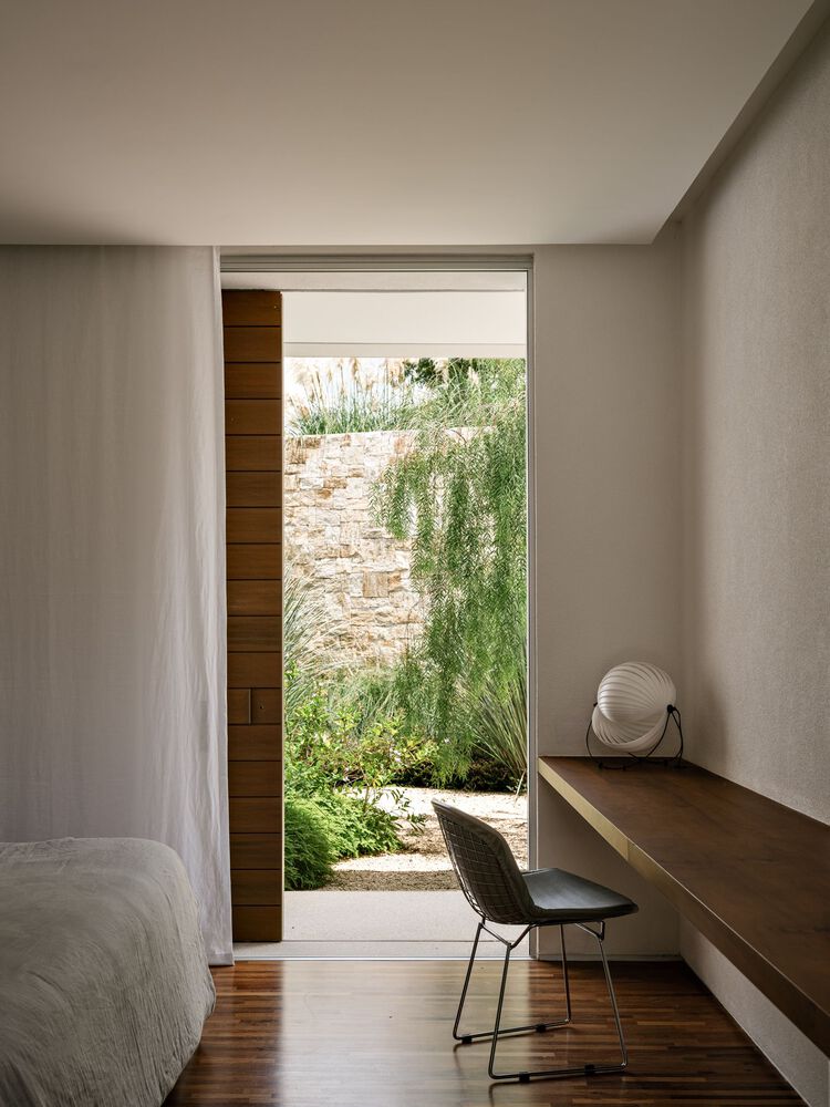 借地势嵌入地下打造庭院核心自然延伸的度假屋设计