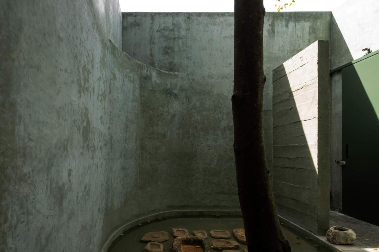 从天然井与洞穴汲取灵感光影交织下感知时间的度假屋设计