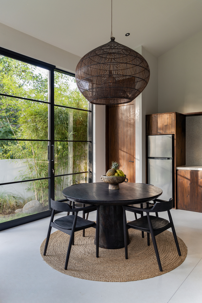 诗意森林里的侘寂之境翻转屋顶下的自然别墅设计