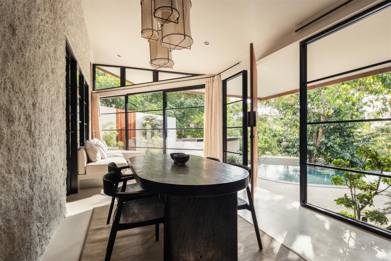 诗意森林里的侘寂之境翻转屋顶下的自然别墅设计