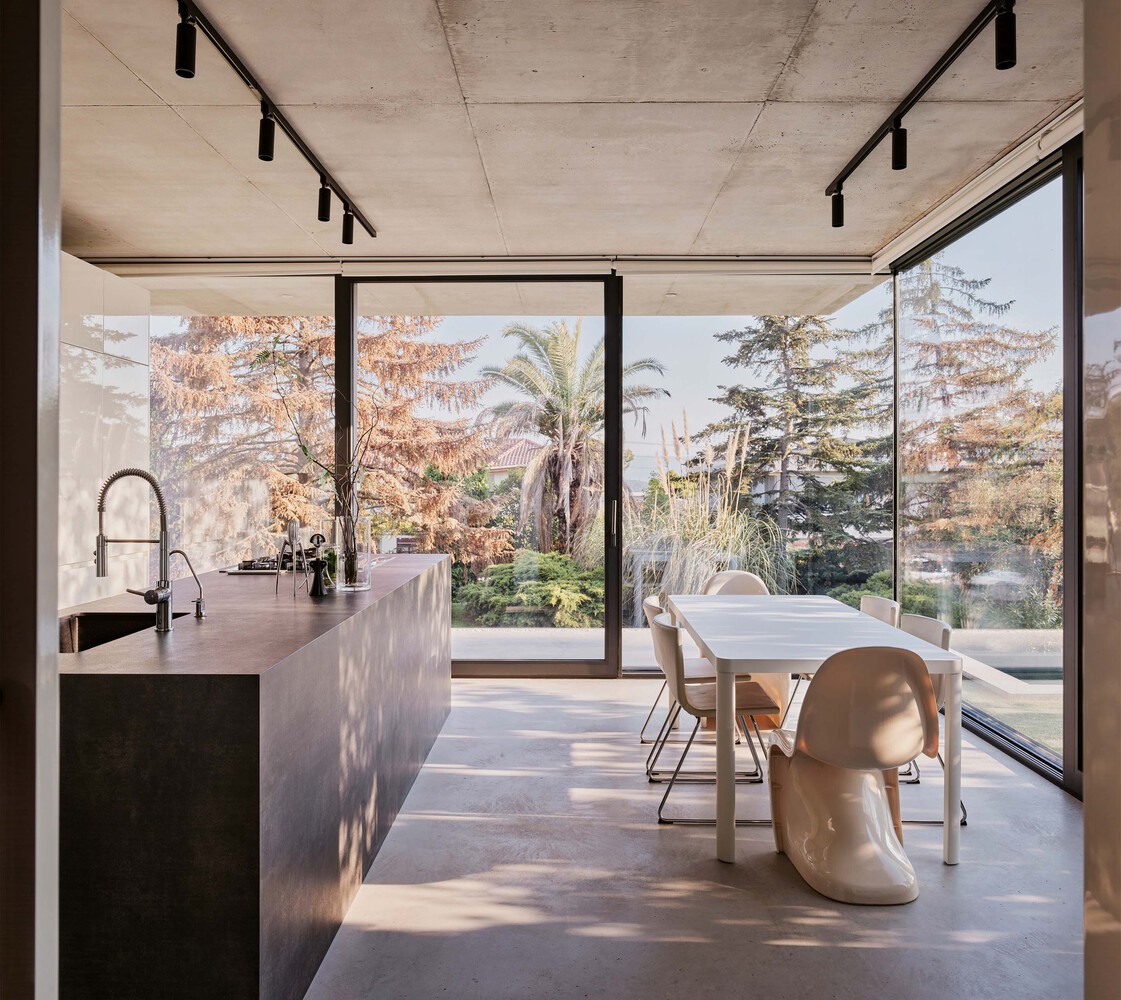 森林流经的房子混凝土和玻璃相结合度假别墅设计