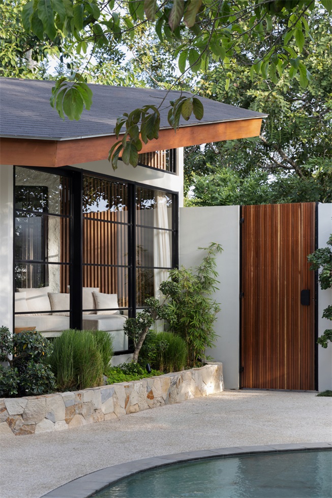 诗意森林里的侘寂之境翻转屋顶下的自然别墅设计