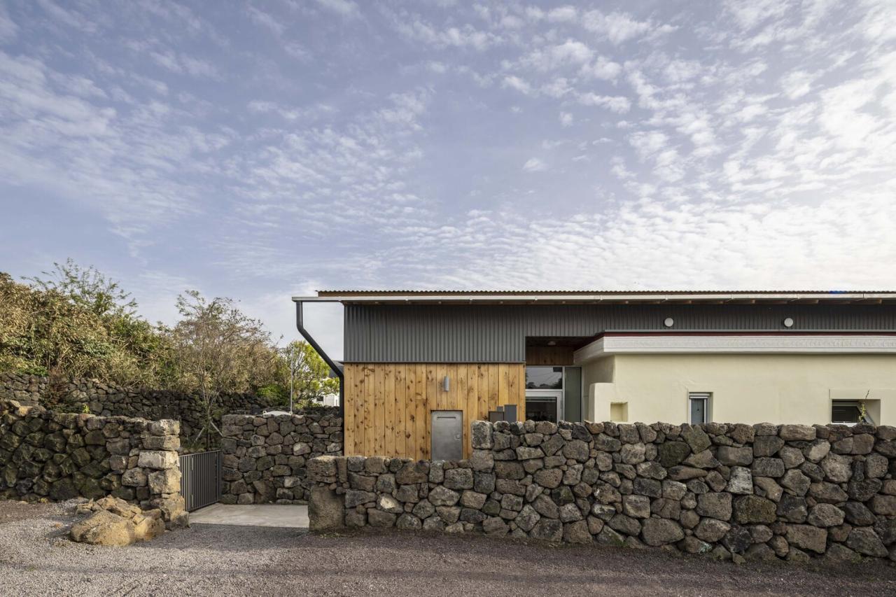 济州岛老房的新生新旧结构交织续写传统居住记忆的住宅设计