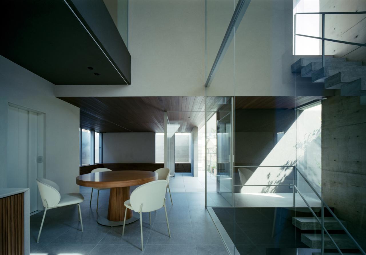 狭缝与开口间营造城市中静谧自然私密的住宅设计