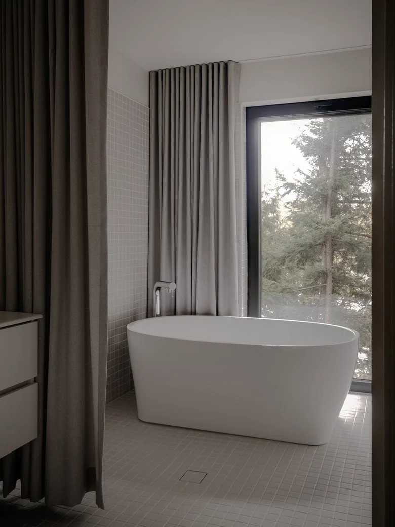 在树梢间谱建筑与自然的和谐乐章亲生物细节度假屋设计