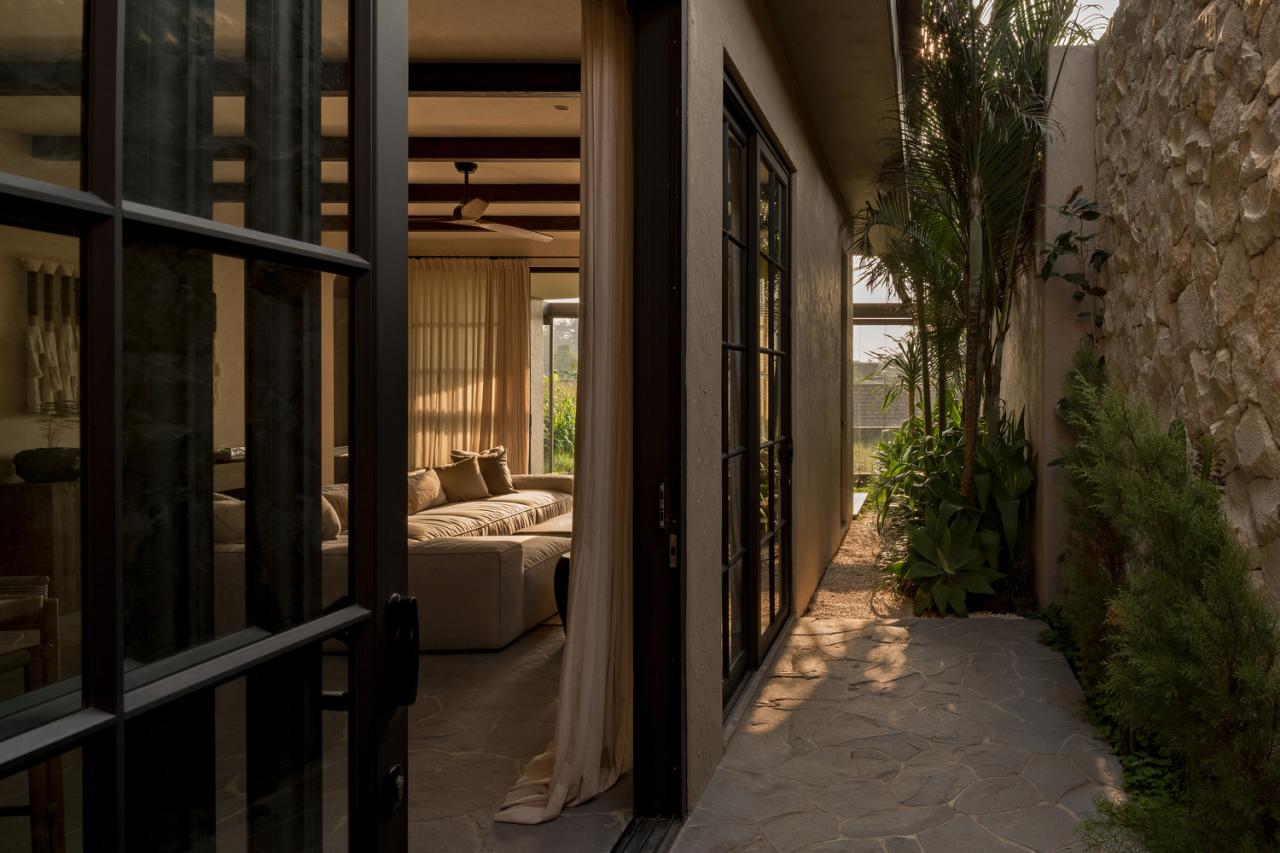 让身心在自然中得到滋养热带雨林的节能奢华侘寂别墅设计