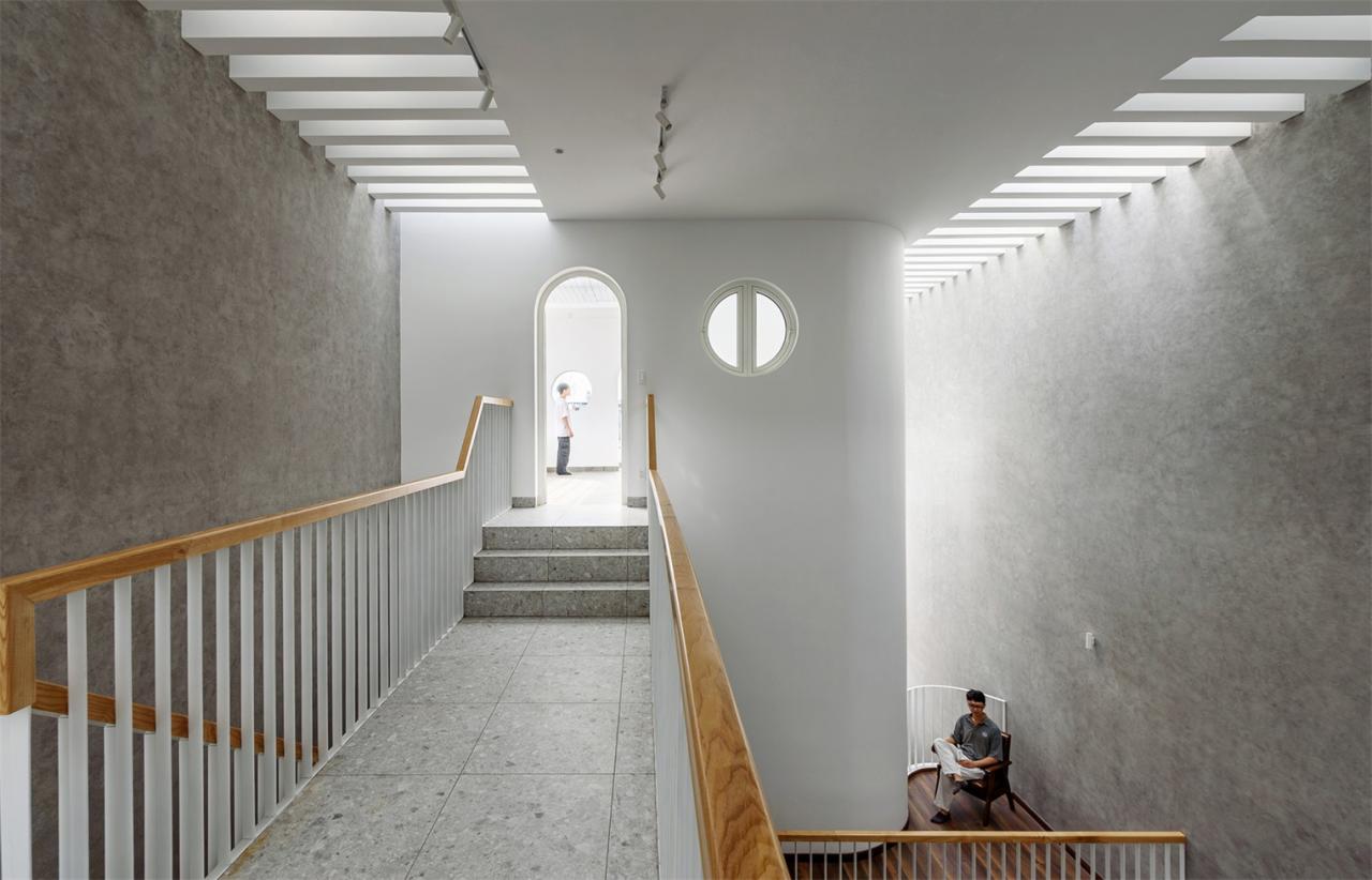 回归老街区的温暖森林露营灵感下的暮年居所别墅设计